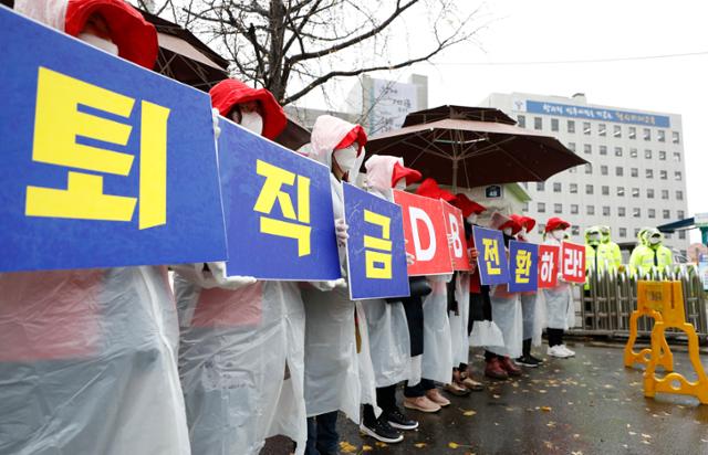 19일 서울시교육청 앞에서 열린 서울학교비정규직연대회의 총파업 집회에서 참가자들이 '퇴직금 DB 전환하라' 피켓을 들고 있다. 뉴시스
