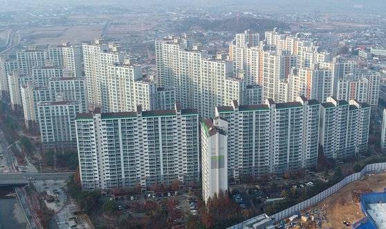 정부의 새 임대차보호법 시행 후 서울 지역 전세가 품귀 현상을 빚자 김포·파주 등 서울 인접 지역 아파트값이 오르고 있다. ［연합뉴스］