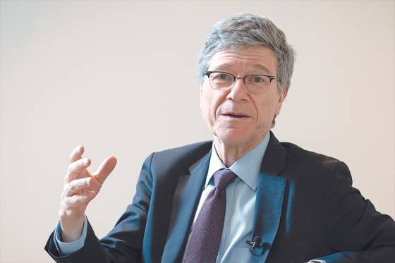 Jeffrey D. Sachs, a professor of economics at Columbia University, warned against the idea of a new Cold War with China in an interview with JoongAng Ilbo. [JANG JIN-YOUNG]