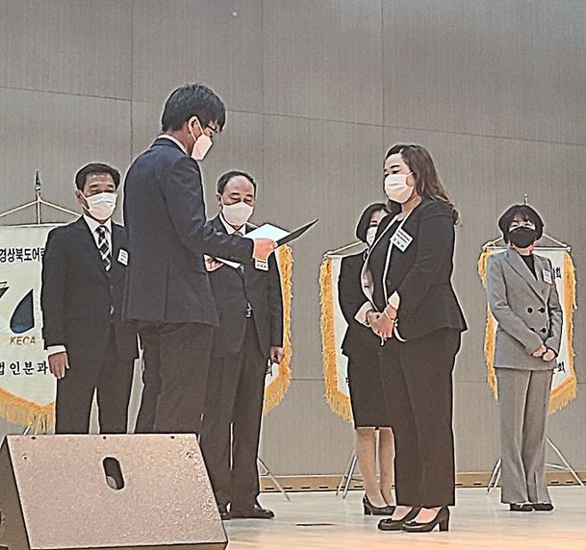 ▲2020 유공 보육 교직원 시상식에서 보건복지부 장관상을 받는 임현성 원장. 대구한의대 제공
