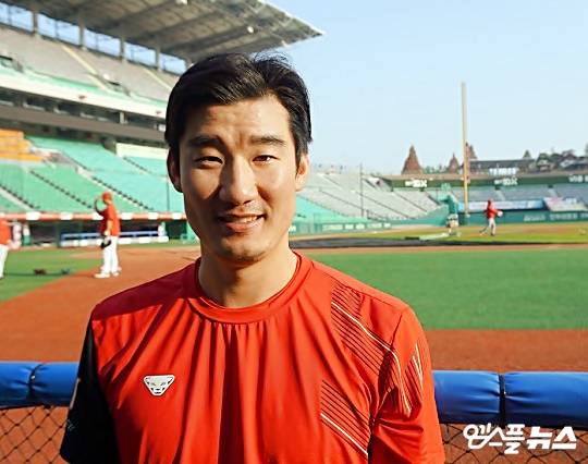 SK 마무리 훈련에서 오태곤은 내년 시즌 주전 경쟁을 위한 준비에 나섰다(사진=엠스플뉴스 김근한 기자)