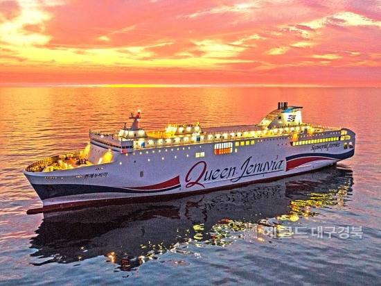 현대미포조선이 건조한 카페리선 ‘퀸 제누비아’호의 해상시운전 모습.1만톤급인 이선박은  유럽형 크루즈급 인테리어를 적용한 116개의 고급스러운 객실과  대형 아트리움(Atrium), 분수대, 오픈 테라스, 영화관, 펫룸 등의 부대시설이 조성돼 있다.특히  레스토랑, 카페, 바(Bar), 게임룸, 노래방 등 다양한 위락시설을 한 층에 집약시키는 한편, 엘리베이터와 에스컬레이터 등도 완비해 승객들의 이동 편의도를 높였다.( 사진출처 =울산 제일신보)
