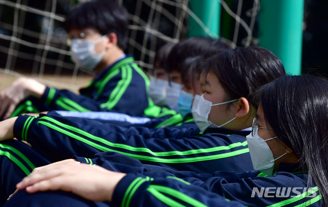 [광주=뉴시스] = 광주의 한 중학교 학생들이 마스크를 착용한 채 운동장 수업을 하고 있다. (사진=뉴시스 DB). photo@newsis.com