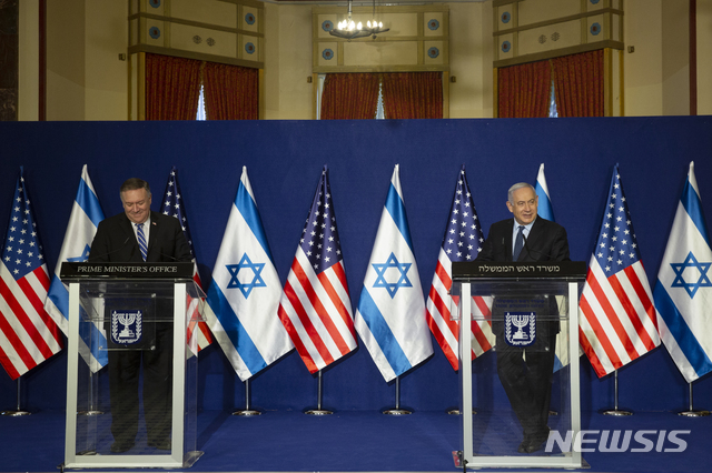 [예루살렘=AP/뉴시스] 19일(현지시간) 예루살렘에서 마이크 폼페이오 미국 국무장관(왼쪽)과 베냐민 네타냐후 이스라엘 총리(오른쪽)이 공동 성명을 발표하고 있다. 2020.11.19.