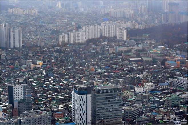 정부가 내년 상반기까지 전국에 전세주택을 7만 3천 호까지 추가 공급하겠다는 방침을 발표했다. 사진은 19일 서울 도심 모습. (사진=박종민 기자)