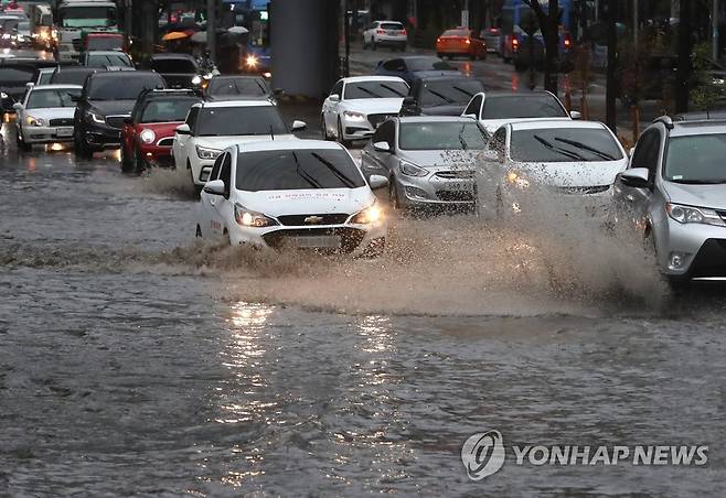 출근길 폭우에 침수된 도로 (서울=연합뉴스) 이정훈 기자 = 19일 오전 서울 서대문구 경찰청 사거리 인근 도로가 침수돼 차들이 거북이 운행을 하고 있다. 2020.11.19 uwg806@yna.co.kr