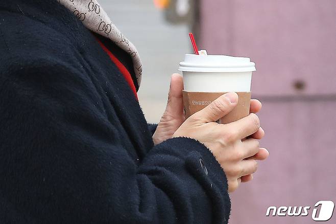 전국 아침 기온은 전날보다 10도 이상 큰 폭으로 떨어진 20일 서울 광화문 광장 인근에서 한 시민들이 따듯한 커피로 손을 녹이고 있다. 기상청은 이날 아침 기온은 -1~11도로 전날의 13~23도보다 중부지방과 전라도는 15도 이상, 그 밖의 지역은 10도 이상 큰 폭으로 떨어지겠다고 예보했다. 2020.11.20/뉴스1 © News1 임세영 기자