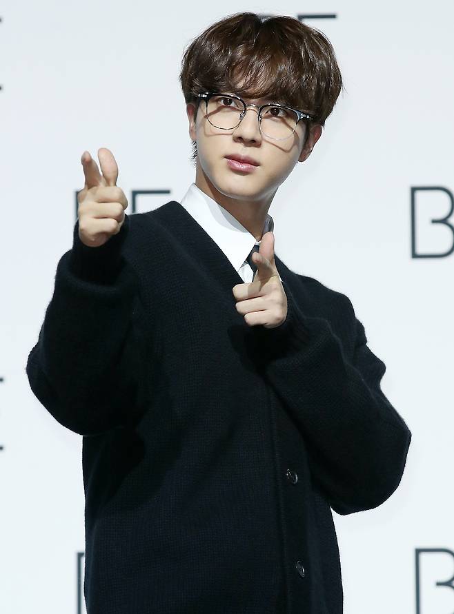 그룹 BTS(방탄소년단)의 진이 20일 오전 서울 동대문구 동대문디자인플라자(DDP)에서 열린 새 앨범 'BE (Deluxe Edition)' 발매기념 프레스 기자회견에서 포즈를 취하고 있다. 방탄소년단의 새로운 이야기를 담은 'BE'는 지금까지 선보인 정규 시리즈 앨범과는 다른 형태의 앨범이다. '~이다' '존재하다'라는 뜻의 'BE'는 형태를 규정짓지 않고 열린 의미를 가진 단어인데, 방탄소년단은 이번 앨범으로 지금 이 순간에 느끼는 솔직한 감정과 생각, 나아가 앞으로 계속 살아가야 하는 '우리'라는 존재에 관한 이야기를 전한다. 2020.11.20/뉴스1 © News1 김진환 기자