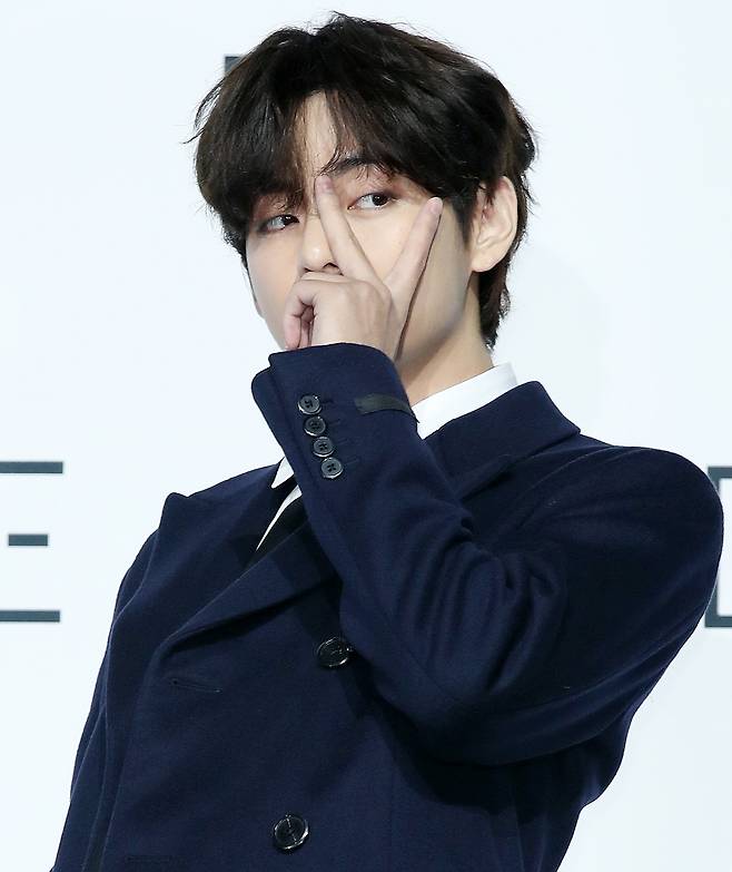 그룹 BTS(방탄소년단)의 뷔가 20일 오전 서울 동대문구 동대문디자인플라자(DDP)에서 열린 새 앨범 'BE (Deluxe Edition)' 발매기념 프레스 기자회견에서 포즈를 취하고 있다. 방탄소년단의 새로운 이야기를 담은 'BE'는 지금까지 선보인 정규 시리즈 앨범과는 다른 형태의 앨범이다. '~이다' '존재하다'라는 뜻의 'BE'는 형태를 규정짓지 않고 열린 의미를 가진 단어인데, 방탄소년단은 이번 앨범으로 지금 이 순간에 느끼는 솔직한 감정과 생각, 나아가 앞으로 계속 살아가야 하는 '우리'라는 존재에 관한 이야기를 전한다. 2020.11.20/뉴스1 © News1 김진환 기자