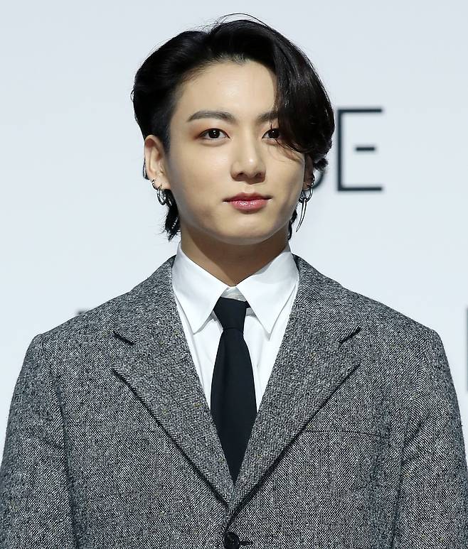 그룹 BTS(방탄소년단)의 정국이 20일 오전 서울 동대문구 동대문디자인플라자(DDP)에서 열린 새 앨범 'BE (Deluxe Edition)' 발매기념 프레스 기자회견에서 포즈를 취하고 있다. 방탄소년단의 새로운 이야기를 담은 'BE'는 지금까지 선보인 정규 시리즈 앨범과는 다른 형태의 앨범이다. '~이다' '존재하다'라는 뜻의 'BE'는 형태를 규정짓지 않고 열린 의미를 가진 단어인데, 방탄소년단은 이번 앨범으로 지금 이 순간에 느끼는 솔직한 감정과 생각, 나아가 앞으로 계속 살아가야 하는 '우리'라는 존재에 관한 이야기를 전한다. 2020.11.20/뉴스1 © News1 김진환 기자