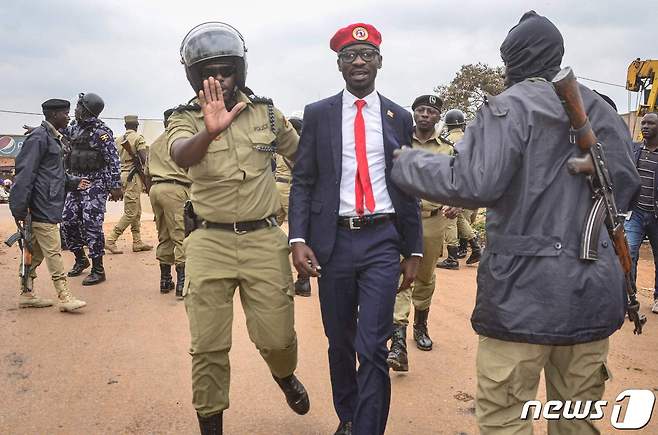 체포되는 야당 대선 후보 보비 와인 © AFP=뉴스1