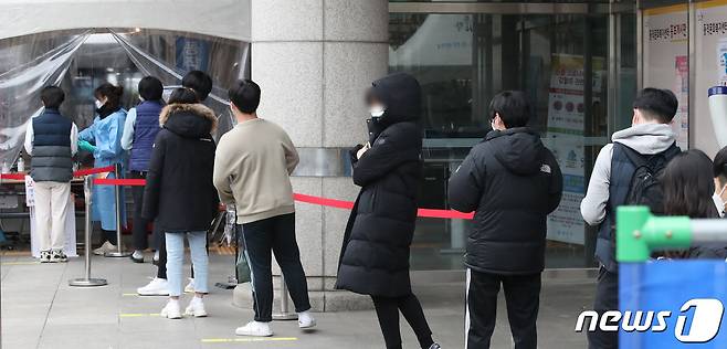 서울 동작구 노량진에 있는 임용고시 학원에서 집단감염이 발생한 가운데 수험생들이 신종 코로나바이러스 감염증(코로나19) 검사를 기다리고 있다./뉴스1 © News1