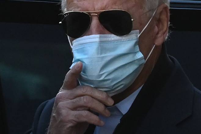 조 바이든 미국 대통령 당선자가 18일 델라웨어 주 윌 밍턴에서 일선 의료진과 가상 원탁 회의를 마친 뒤 포즈를 취하고 있다. AFP 연합뉴스