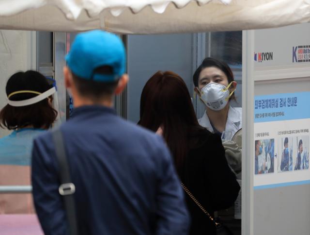 17일 오전 서울 중구 국립중앙의료원에 마련된 선별진료소에서 시민들이 검체검사를 받고 있다. 뉴스1