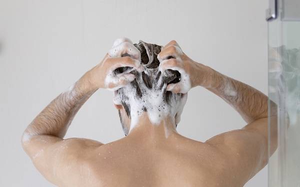 두피 건강을 위해서 머리는 하루에 한 번, 많아도 두 번까지만 감는 게 좋다./사진=게티이미지뱅크