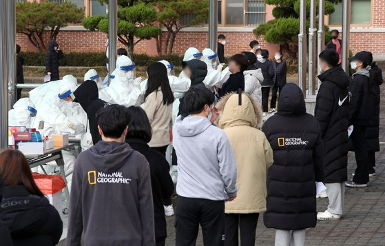 20일 오전 전남 순천의 한 고등학교에서 보건당국이 학생과 교직원 등의 검체를 채취하고 있다. 순천시는 지역 사회 감염이 이어지자 20일 0시부터 사회적 거리 두기를 2단계로 격상했다. 뉴스1