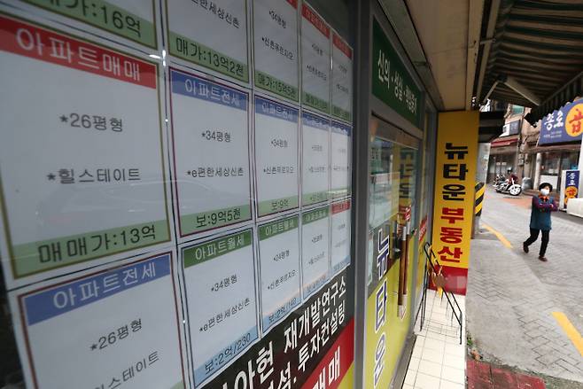 정부, 전세난 불끄기…효과 미지수 서울 마포구의 한 부동산에 20일 전·월세와 매매 안내문이 게시돼 있다. 전날 정부는 전세난 타개를 위해 향후 2년간 공공임대 11만4000가구를 공급하는 계획을 내놨지만 시장 수요가 많은 아파트가 아닌 공공임대·다가구주택 중심이라 효과는 미지수다. 연합뉴스