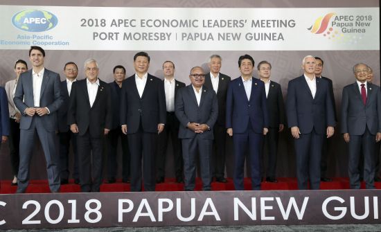 문재인 대통령이 2018년 11월 파푸아뉴기니 APEC하우스에서 열린 APEC 정상회의에 참석하여 각국 정상들과 기념촬영을 하고 있다. 뉴시스