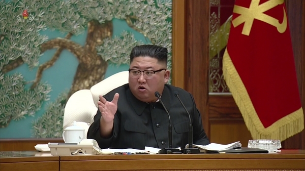 김정은 북한 노동당 위원장이 15일 당 중앙위원회 본부청사에서 정치국 확대회의를 주재했다. 조선중앙TV 화면