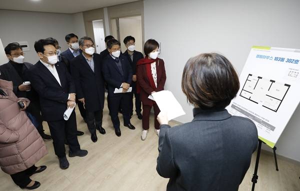 진선미(가운데) 더불어민주당 미래주거추진단장, 천준호 부단장, 윤영덕, 오영환 위원이 20일 서울 동대문구 장안동 LH주거복지사업 현장을 방문해 관계자로부터 주택에 대한 설명을 듣고 있다. 뉴시스