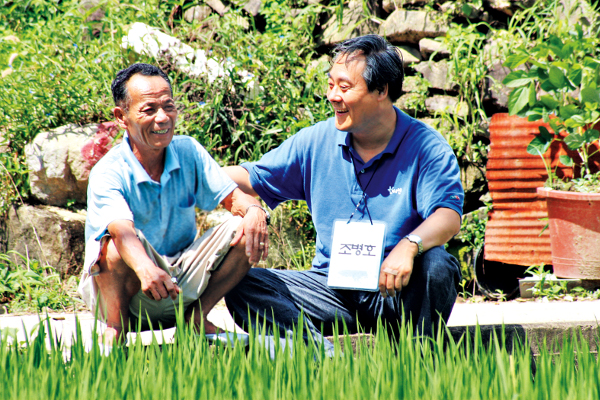 조병호 서울 하이기쁨교회 목사가 2007년 8월 교회가 없는 경남 합천군 쌍백면 마을 어르신에게 복음을 전하고 있다.