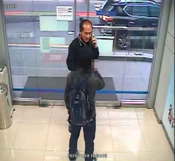 보이스피싱범이 은행 밖으로 나가지 못하도록 막고 있는 부산 사하경찰서 다대지구대 김종철 팀장. 부산경찰청 제공