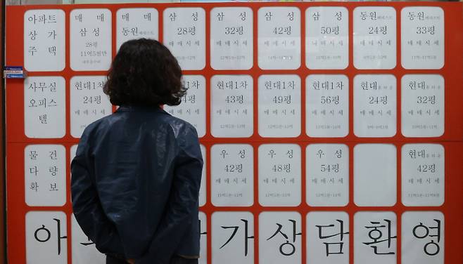 사라진 '전세'

    (서울=연합뉴스) 이진욱 기자 = 계약갱신청구권제와 전월세상한제를 골자로 한 새 임대차법이 시행되면서 전세 매물이 귀해지고, 가을 이사철까지 맞물리면서 전셋값 상승이 계속되고 있다. 사진은 14일 오후 서울 마포구의 한 부동산중개업소 매물정보란. 2020.10.14

    cityboy@yna.co.kr

(끝)





<저작권자(c) 연합뉴스, 무단 전재-재배포 금지>