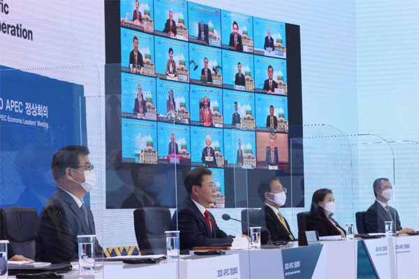 문재인 대통령(왼쪽)이 20일 오후 청와대에서 화상으로 개최된 아시아태평양경제협력체(APEC) 21개국 정상회의에 참석했다. [이충우 기자]