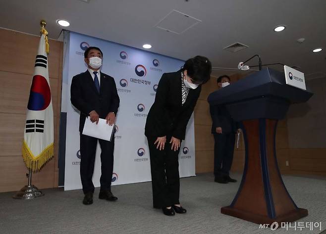 김현미 국토교통부 장관이 19일 종로구 정부서울청사에서 서민·중산층 주거안정 지원방안 발표를 마친 뒤 인사하고 있다. / 사진=이기범 기자 leekb@