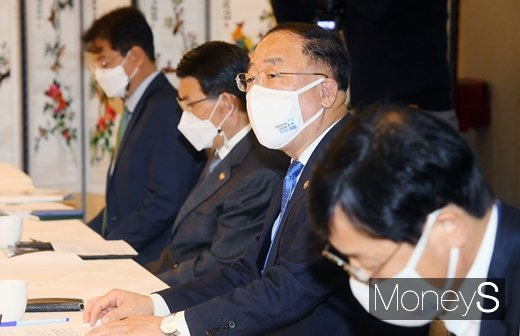 정부가 공공임대주택을 확대하는 내용의 전세대책을 내놓았지만 실효성에 의문을 던지는 목소리가 높다. /사진=임한별 기자