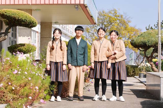 [서울=뉴시스] 전남 강진 작천중 한복교복. 2020.11.20. (사진 = 문화체육관광부 제공) photo@newsis.com