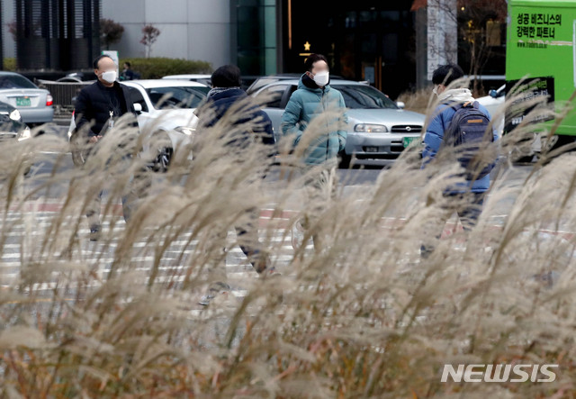 [서울=뉴시스]김병문 기자 = 초겨울 날씨를 보이는 20일 오전 서울 종로구 일대에서 두꺼운 옷을 입은 시민들이 출근길을 서두르고 있다. 2020.11.20. dadazon@newsis.com