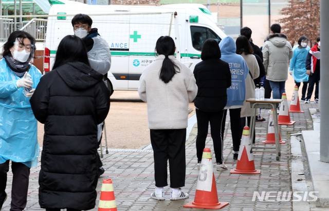 [인천=뉴시스] 이종철 기자 = 신종 코로나바이러스감염증(코로나19) 확진자가 이틀 연속 300명대를 기록한 가운데 19일 오후 확진자가 나온 인천시 서구 불로중학교에서 학생들이 학교내에 설치된 이동선별진료소에서 검사를 받기 위해 줄을 서서 기다리고 있다. 2020.11.19. jc4321@newsis.com