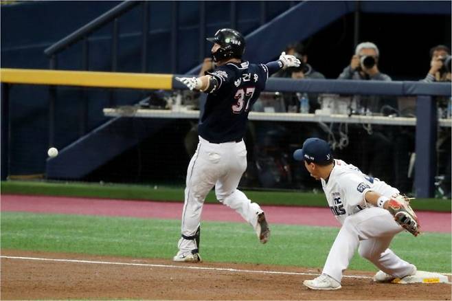 두산 박건우가 18일 NC와 한국시리즈 2차전에서 2회초 땅볼을 친 뒤 NC 3루수 박석민의 악송구 때 세이프되는 모습.(사진=연합뉴스)