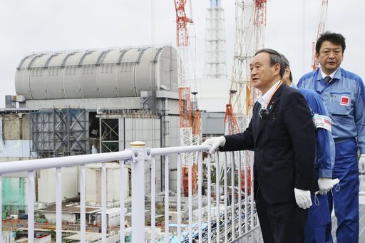 스가 요시히데 일본 총리가 지난 9월 26일 후쿠시마 제1원전을 방문해 폐로 작업이 진행 중인 현장을 둘러보고 있다. 후쿠시마 교도=연합뉴스