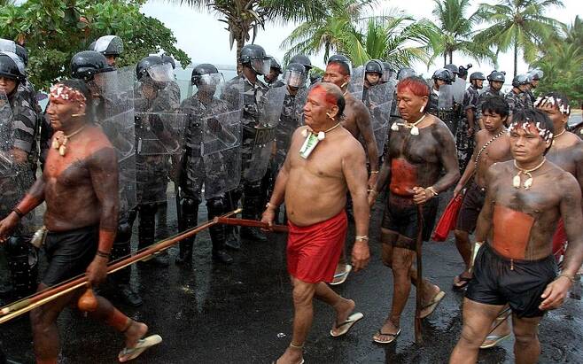 지난 2000년 촬영된 야노마미 부족이 브라질 무장경찰 앞으로 행진하는 모습. 사진=AFP 연합뉴스
