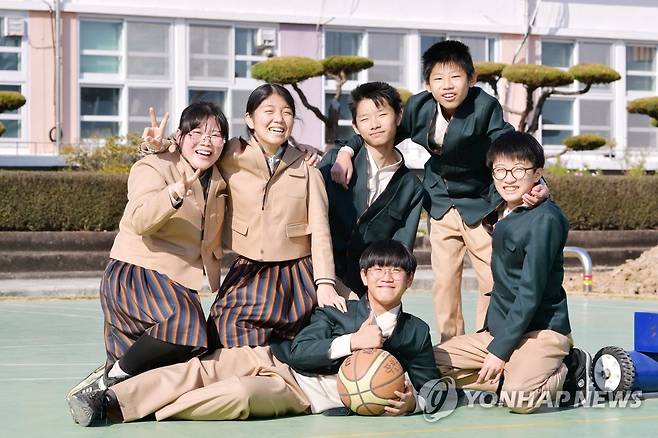 한복 교복 입은 학생들 (서울=연합뉴스) 전남 강진 작천중학교 학생들이 지난 16일부터 한복 교복을 입고 학교생활을 하고 있다.      문화체육관광부와 교육부, 한복진흥센터는 올해 5월부터 6월까지 '한복교복 보급 시범사업'에 참여할 중·고등학교를 공모했고, 최종적으로 16개 학교, 학생 2,308명에게 한복교복을 보급하기로 확정했다. 2020.11.20      [문화체육관광부 제공. 재판매 및 DB 금지] photo@yna.co.kr