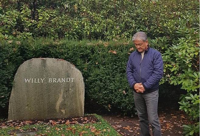 11월 초 독일 통일의 초석을 닦은 빌리 브란트 전 서독 총리의 베를린 묘지를 찾은 당시 정범구 주독 대사 ※정 전 대사 페이스북 갈무리, 재배포 및 DB저장 금지