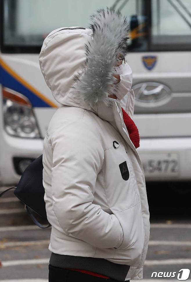 전국 아침 기온은 전날보다 10도 이상 큰 폭으로 떨어진 20일 서울 광화문 광장 인근에서 한 시민이 잔뜩 움츠린 채 출근하고 있다. 2020.11.20/뉴스1 © News1 임세영 기자