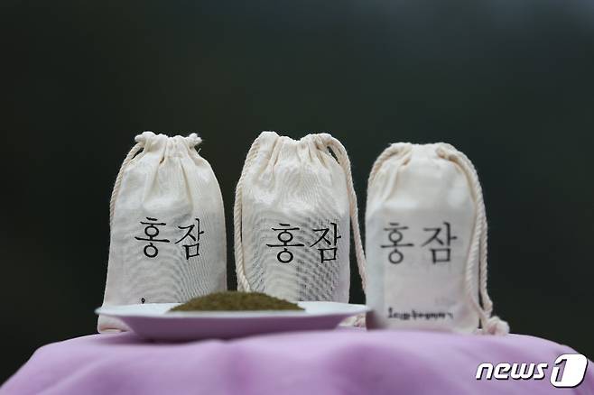 홍용석씨가 생산하는 홍잠 제품 모습© 뉴스1