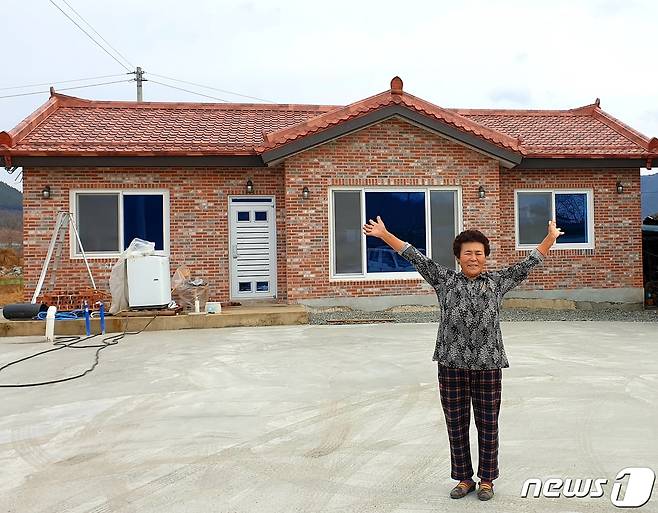 화재로 집을 잃은 전북 완주군 고산면 강금순 할머니가 새 새금자리에 입주하게 됐다.(완주군제공)2020.11.21/뉴스1