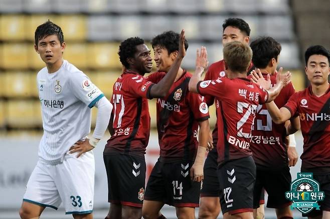 경남FC가 대전하나시티즌을 제압, 극적으로 3위를 차지해 준플레이오프에 올랐다. (한국프로축구연맹 제공) © 뉴스1