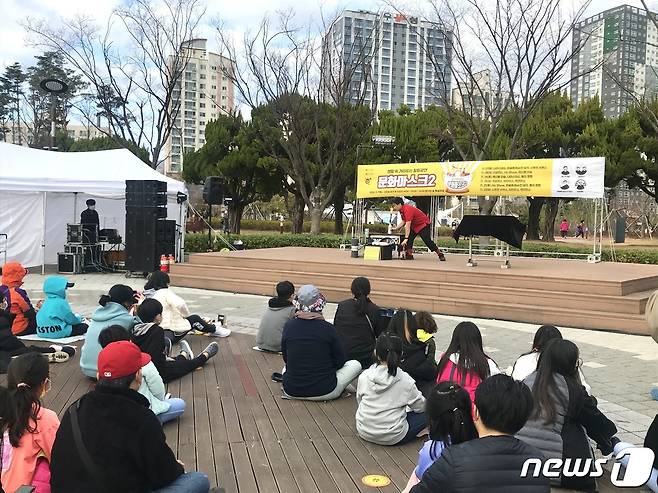 21일 주말 오후 부산 진구 시민공원에서 시민들이 '문화마스크2' 공연을 관람하고 있다.2020.11.21./ © 뉴스1 이유진 기자
