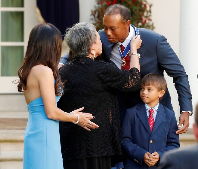 타이거 우즈가 지난해 도널드 트럼프 대통령에게서  '자유의 메달'을 받은 후 어머니 쿨티다를 비롯해 가족과 찍은 사진. 오른쪽 아래가 아들 찰리.  /로이터 연합뉴스