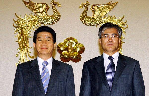 2004년 당시 노무현 대통령과 문재인 시민사회수석이 청와대 본관 대통령 집무실에서 찍은 사진./조선일보DB