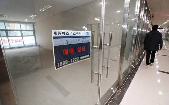 정부는 호텔·상가·오피스 등을 리모델링해 전셋집으로 활용하기로 했다. 세종시에 있는 상가에 '임대·매매' 안내판이 붙어있다. [연합뉴스]