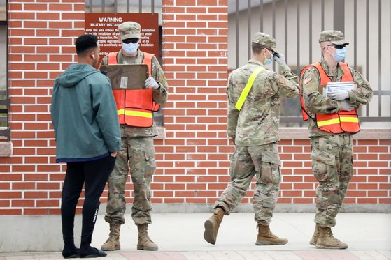 지난 3월 경기도 평택 캠프 험프리스에서 미군 장병들이 마스크를 쓴 채 출입을 통제하고 있다. 뉴스1