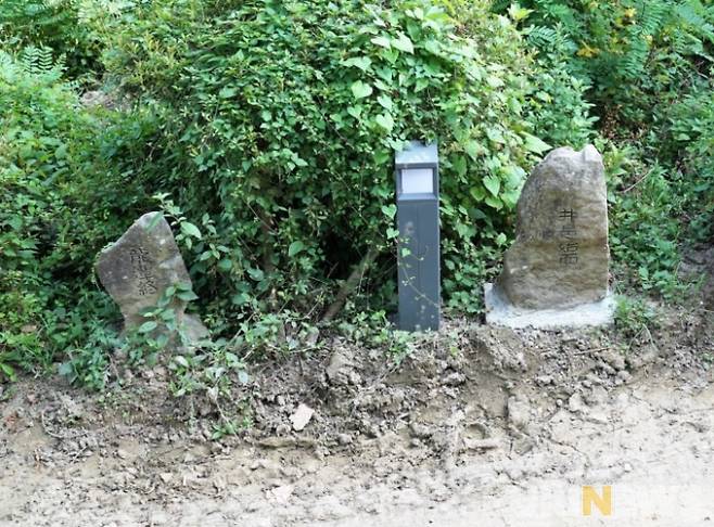 고창읍성은 성벽 밖의 둘레길을 걸을 수도 있는데 둘레길 가에는 일정한 간격으로 성벽 공사를 담당한 고을의 이름을 새긴 표지석을 시작점과 끝점에 설치해 두었다.