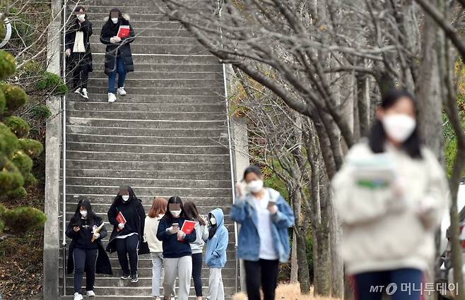 [광주=뉴시스] 류형근 기자 = 20일 오후 광주 남구의 한 여자고등학교에서 신종 코로나바이러스 감염증(코로나19) 확진자가 1명 나옴에 따라 학생들이 전수검사를 받은 뒤 교재를 챙겨 하교 하고 있다. 2020.11.20.    hgryu77@newsis.com