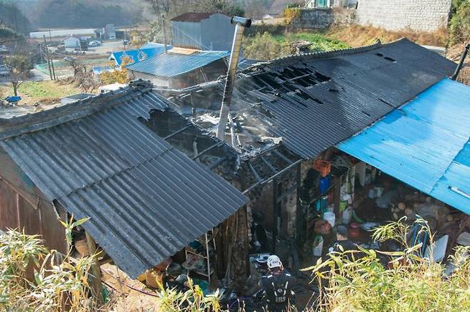 21일 강원 고성군 간성읍 금수리의 한 주택에서 화목보일러 과열로 추정되는 화재가 발생했다.(사진=고성군청 제공)